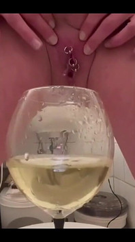 在玻璃杯里撒尿，把尿倒在自己身上，我的大奶子和小挑逗从我的乳头上撒尿