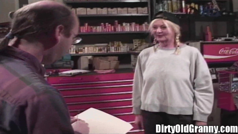 Dirty Old Granny: Une mamie avec des nattes se fait baiser par un...