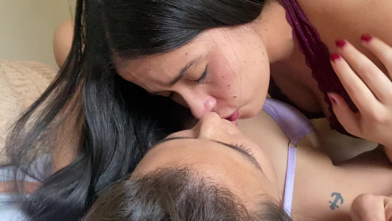 zoemelissa: Kouřím obrovský jazyk lesbičky, ona mě šuká do krku