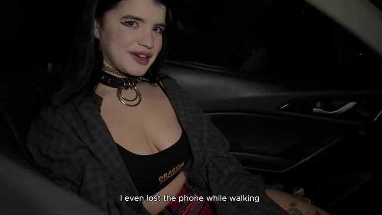 SkinLovers: ऑल्ट लड़की ने टैक्सी ड्राइवर के रसीले लंड से अपने गीले छेद फैलाने का फैसला किया।