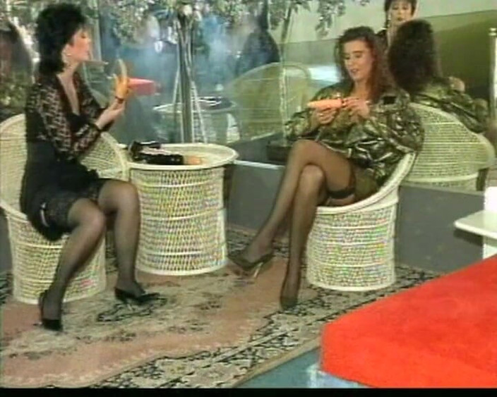 90s Lesbian sex: Соковита пизда бенкетує для повій No1