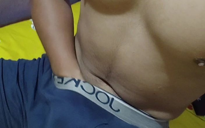 Ind poorno: 我一个人在家，所以我拿出我的大鸡巴并摇晃它