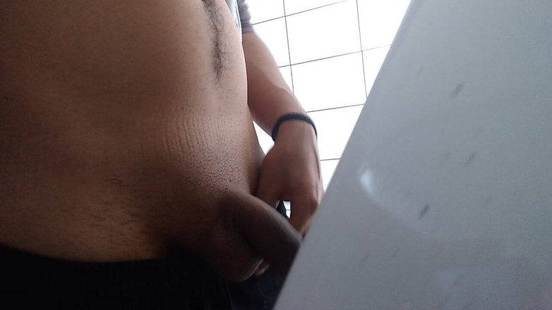 AlexAlejandro13: Zboczeniec w łazience