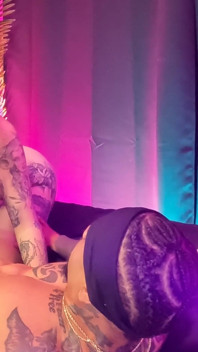 Tatuerad granne knullar för första gången