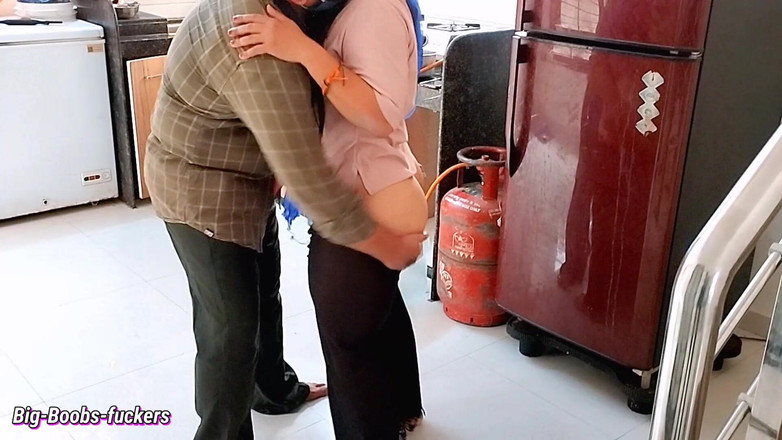 Big-Boobs-fuckers: नई नौकरानी की बड़ी गांड देखकर मालिक उत्साहित हो गया और नौकरानी को चोदा