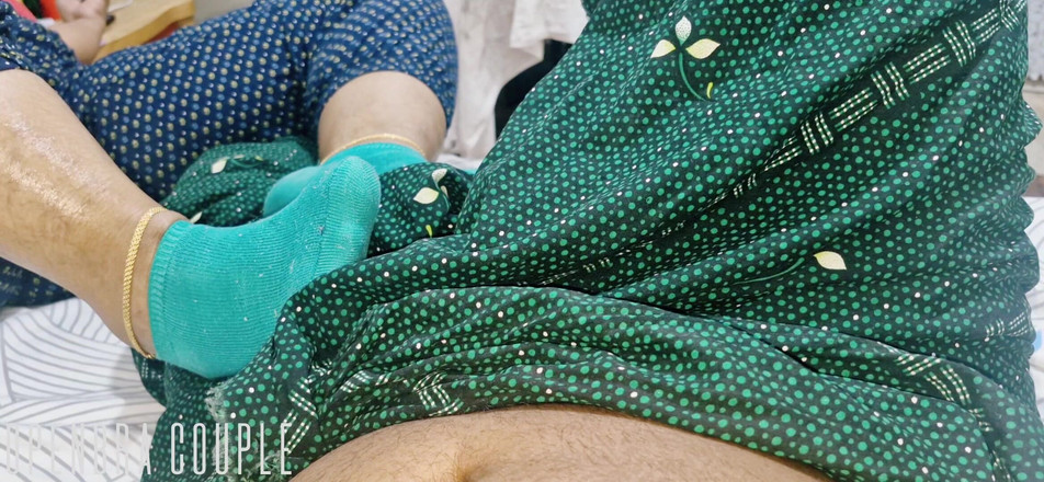 Openbra: Hermanastra jugando con los pies con la polla de su...