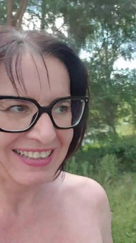 Niepohamowana naga biegająca ze strzykawkami po jeziorze