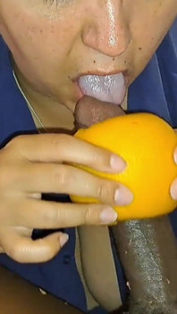 舔大黑鸡巴头盔，同时用葡萄柚手淫他