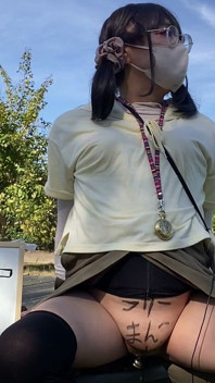 Č.341 Free crossdresser chodí v parku s prknem dole