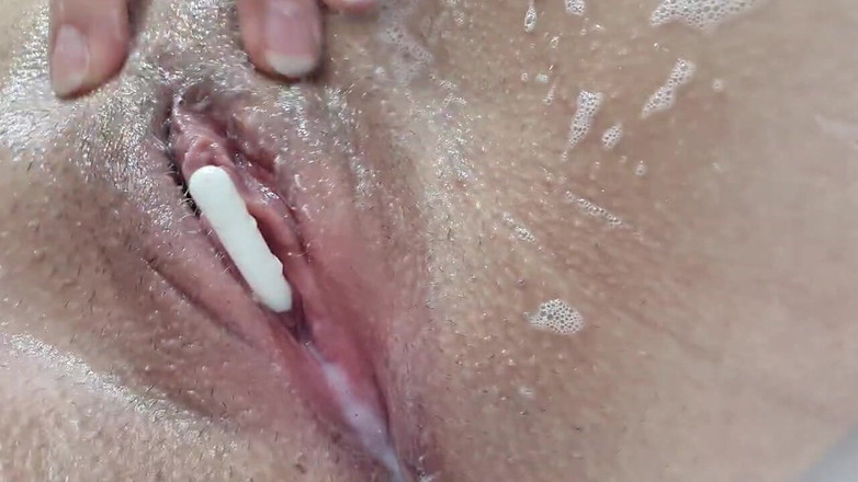 Ana Liz: Coño apretado, pinzas, tetas pequeñas, piruleta en el culo ...