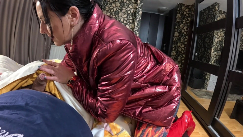 MilfyCalla: Fetiș în costum roșu din nailon - tachinare cu chiloți intrați în pizdă,...