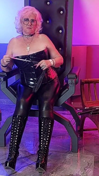 Madura dominatrix con látex tiene látigos en poses extasiadas
