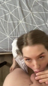 Een sexy meisje met een sappig figuur laat je snel klaarkomen. POV op zijn hondjes en pijpbeurt