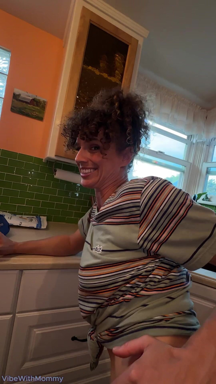 VibeWithMommy: La matrigna calda sorprende il figliastro a masturbarsi