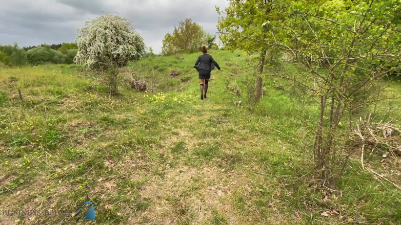 Business Bitch: Une femme d'affaires dans la nature se fait baiser dans...