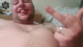 Jimbob baise la chatte de son homme étroite avec un gode ceinture