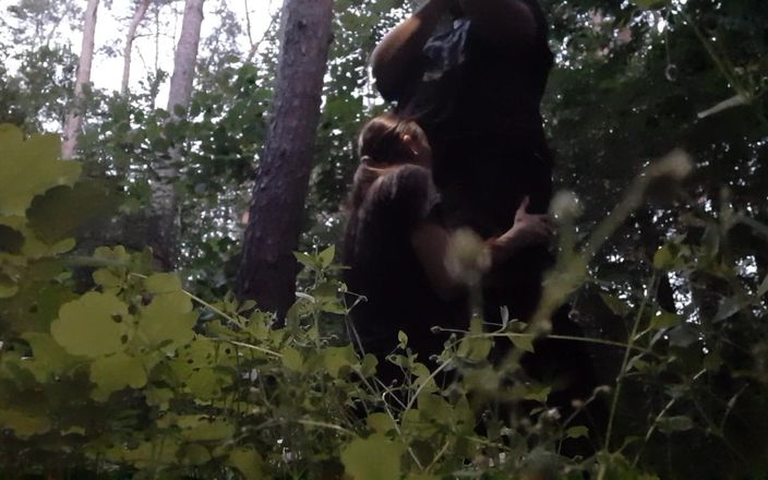 Lesbian-illusion: O fut pe sora mea vitregă în gura din pădure ca...