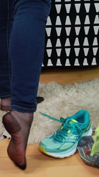 Zielone buty do biegania i prawdziwe nylony - gra w buty i dokuczanie w skarpetkach