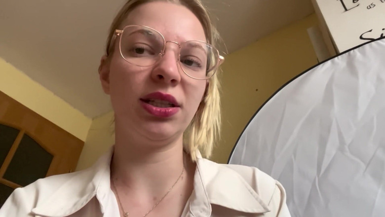 Goddess_Bella_Rae: {benutzerdefinierte Anfrage} Brattige lehrerin schikanscht dich und nimmt das geld...