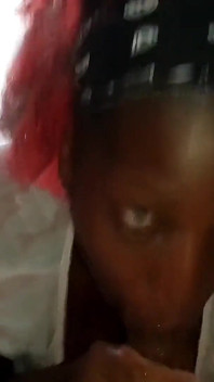 Une sextape à la tête baveuse regarde une black sucer du sperme et la met sur ses seins pour son beau-père - jhodez