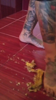 Una banana viene calpestata da una miLF bionda tatuata