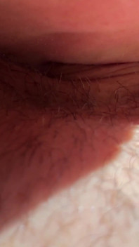 Orgasme crémeux avec sa chatte mouillée.