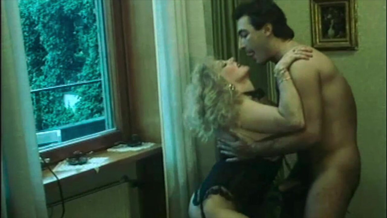 Inthe MILF room: Marina Lotar em 2 cenas vintage: um ménage à trois e uma...