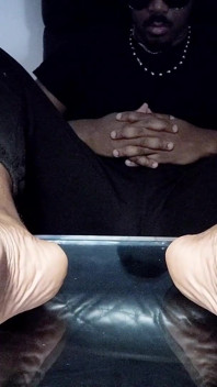 I Expose My Bright Male Soles (2025)