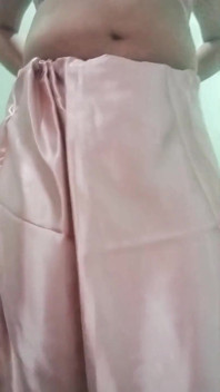 Gay crossdresser gaurisisy india lagi asik mainin besarnya sambil pakai kain sperma merah muda mirip ibu rumah tangga