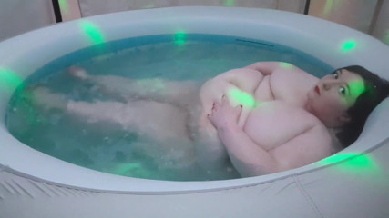 SSBBWLadyBrads: BBW SSBBW belly jiggles play in hot tub
