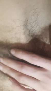 Insegnante si masturba la figa pelosa bagnata durante la pausa