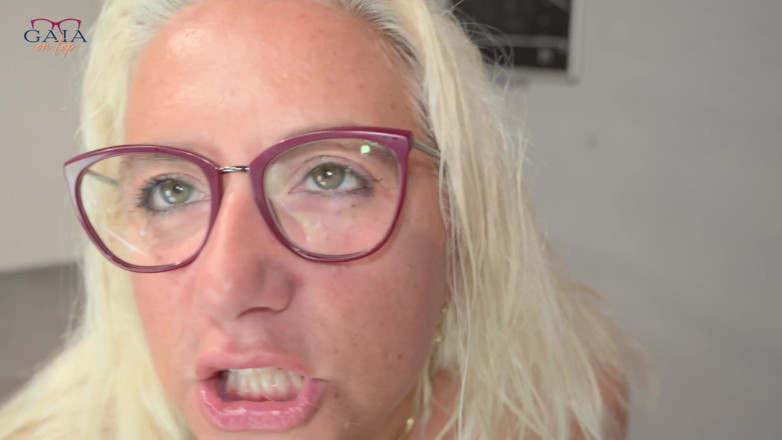 Gaia On Top: 366 miLF bere pipì - Prolasso creampie anale