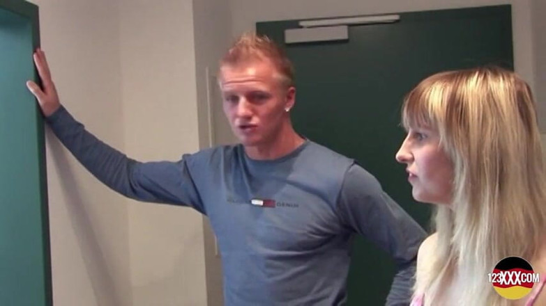 123XXX - 100% Amateurs: Słodka blond laska wie, jak ssie tego ogromnego kutasa