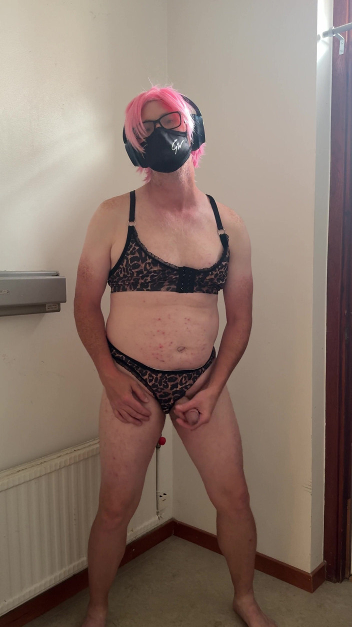 Julia Trans: La puta de rosa juega y se masturba hasta llegar...