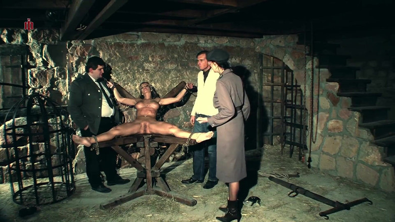 Inquisition and prison world: Rebecca -pelacur terangsang diikat ke kursi penyebar dan menggelitik secara ekstrim