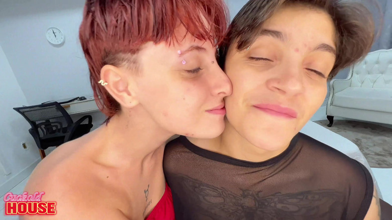 CuckoldHouse: Orgie torride avec 3 mecs qui baisent 2 filles bisexuelles très sexy