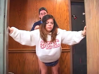 Vintage megastore: Hnědovlasá studentka šuká na chodbě