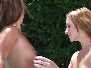 Dirty threesome lesbians: Heta tjejer har kul med leksaker i poolen