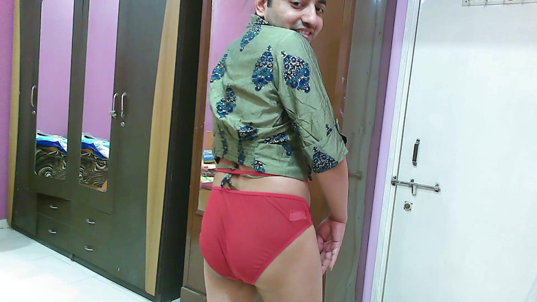 Cute & Nude Crossdresser: Sexy sissy crossdresser femboy sweet lízátko v košili, kalhotkách a žabkách.