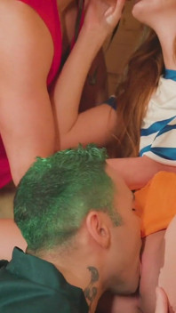 Stella Lux chupa y rebota en dos pollas duras - parodia cosplay porno de una pieza