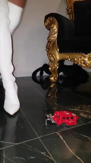 Katya FWorld: Katia biały but czerwony mini samochód miażdżą