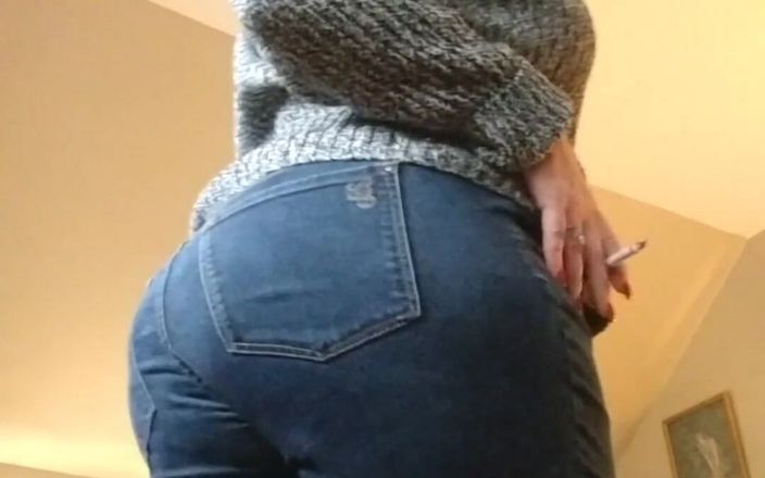 Lily Bay 73: My Ass Is Amazing in Jeans
