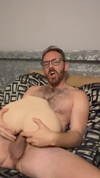 Het topje van mijn grote lul strelen met mijn kontpop