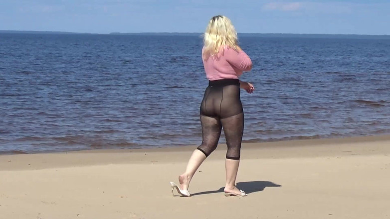 RedRoseRus: Divertente miLF con culo e tette di nylon sulla spiaggia