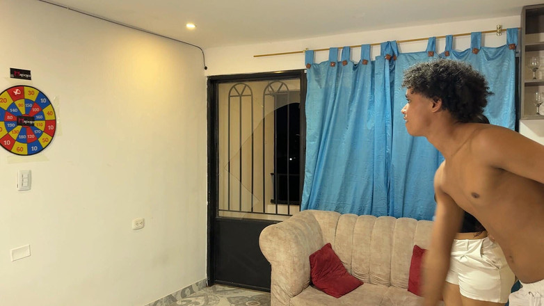 CarlitosSexxx: 漂亮的继母让我们来玩，如果你输了，你就给我你的大屁股。我和我的大屁股继母打赌，出轨赢了。