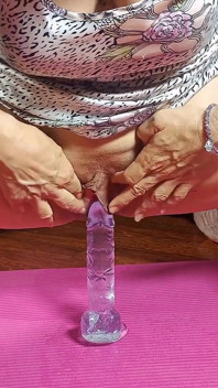 Roze getatoeëerde vrouw masturbeert spuitend op yogamat met haar nieuwe transparante dildo