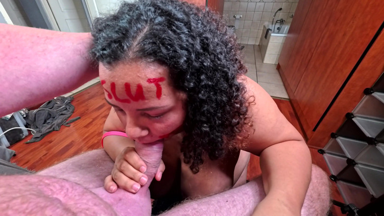 domslutfucker: Curvă degradată într-o lesă îmi suge pula și mă masturbează în timp ce mă...