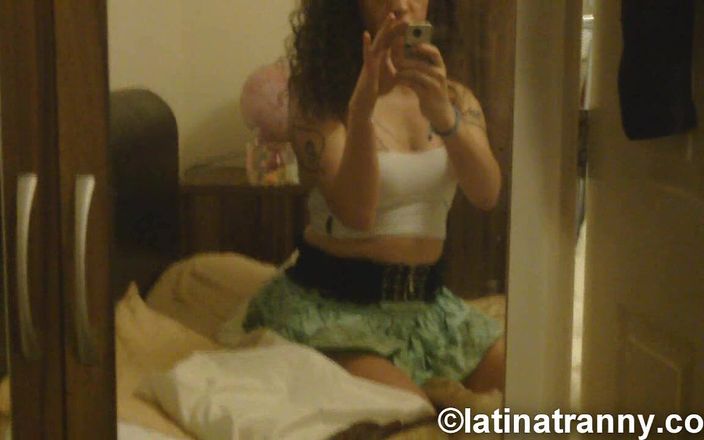 Nikki Montero: Nikki Montero in het Vk sexy selfie-video&amp;#039;s bij de spiegel