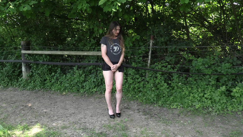 PeeFetish: Отчаянная женщина должна пописать!