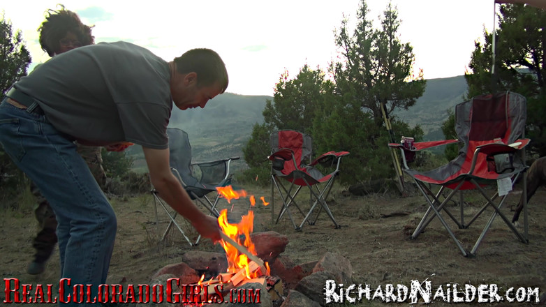 Richard Nailder Hardcore: 可爱的红发女郎在露营试镜视频中首次体验屁股到嘴巴和女同性恋体验